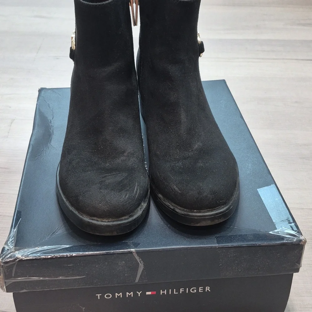 Elegant Black Ankle Boots with Gold Accent - Picture 2 of 6